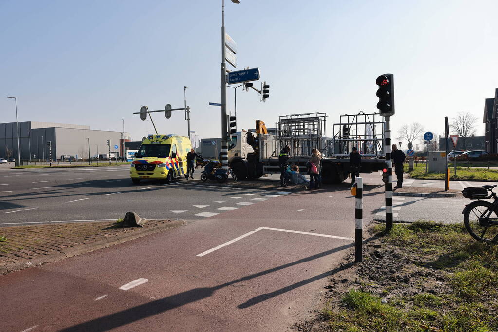 Scooterrijdster gewond bij botsing met vrachtwagen