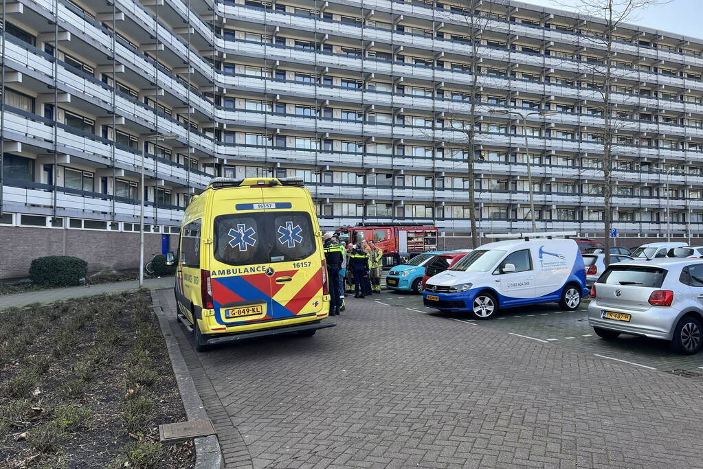 Hulpdiensten ingezet voor persoon met onbegrepen gedrag in flat