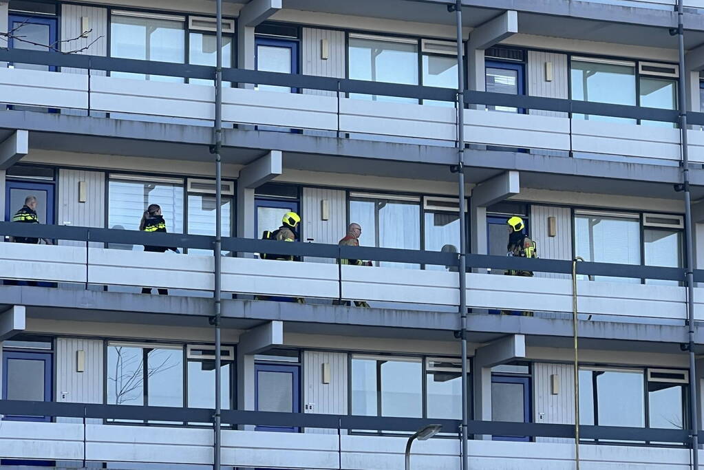 Hulpdiensten ingezet voor persoon met onbegrepen gedrag in flat