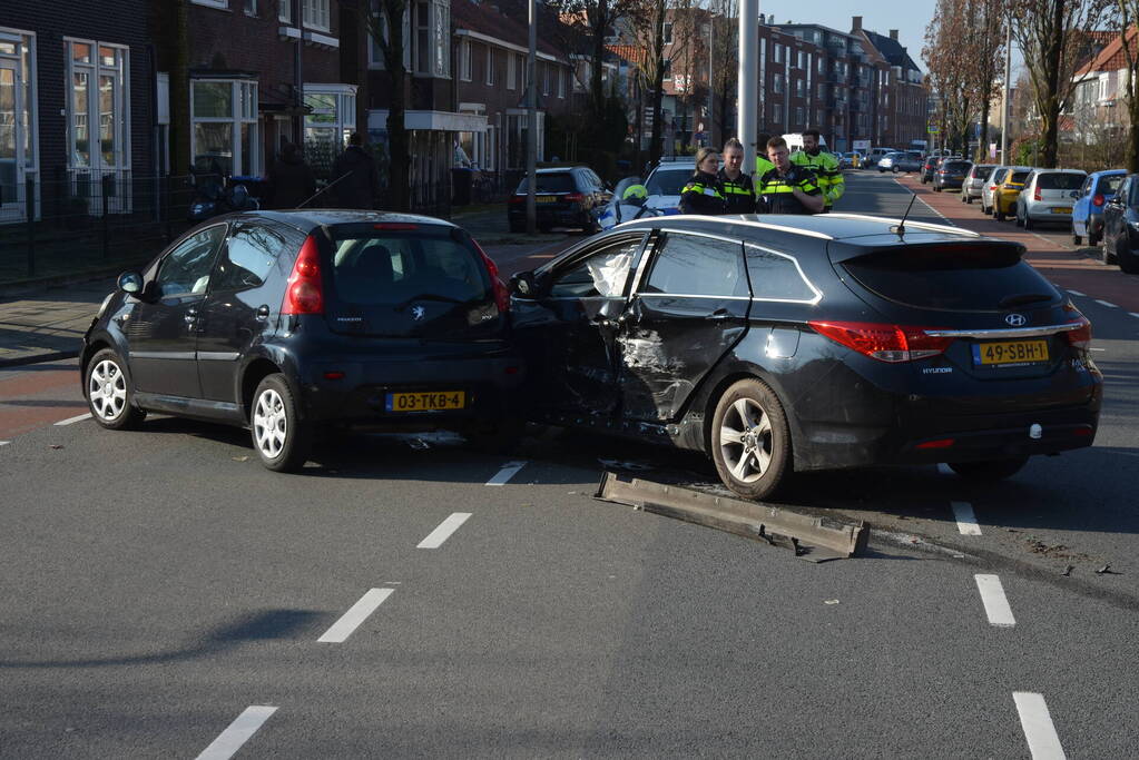 Auto's zwaar beschadigd door aanrijding