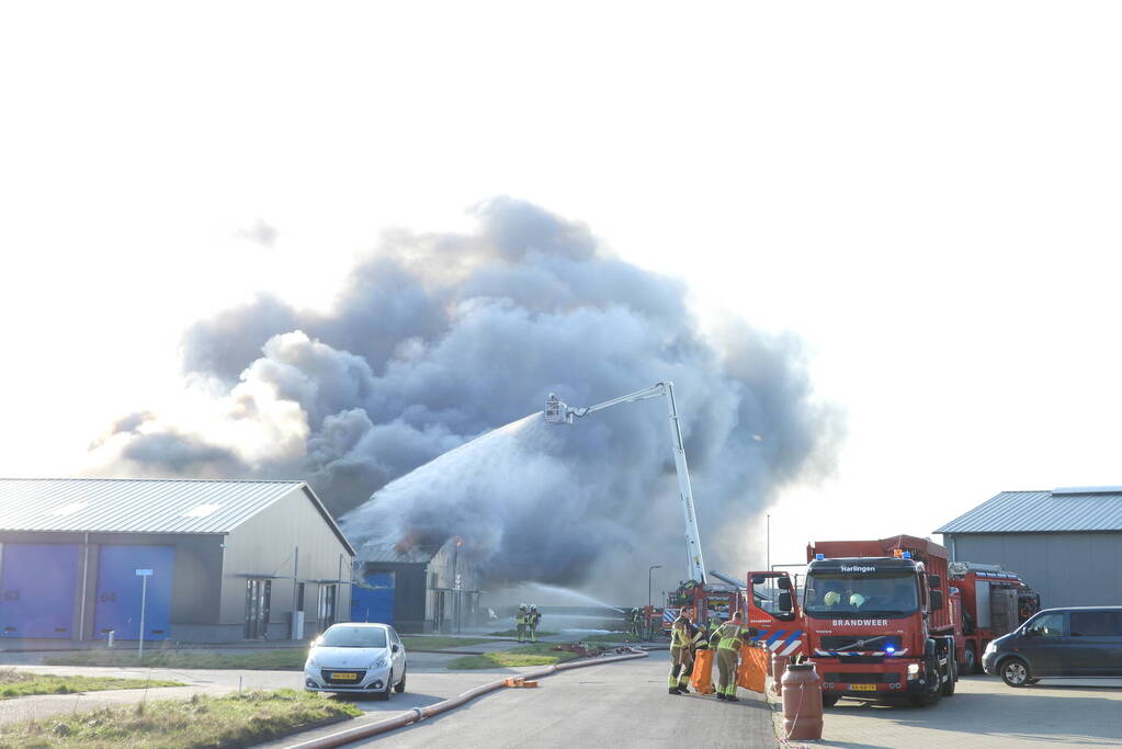 Forse rookontwikkeling bij grote uitslaande brand in loods