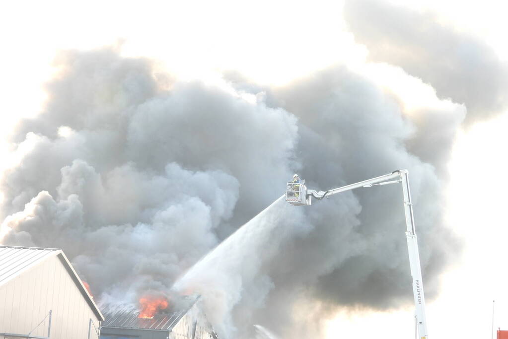 Forse rookontwikkeling bij grote uitslaande brand in loods