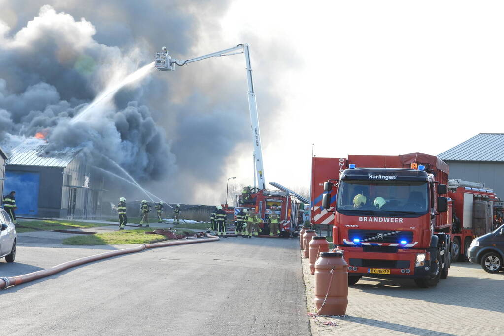 Forse rookontwikkeling bij grote uitslaande brand in loods