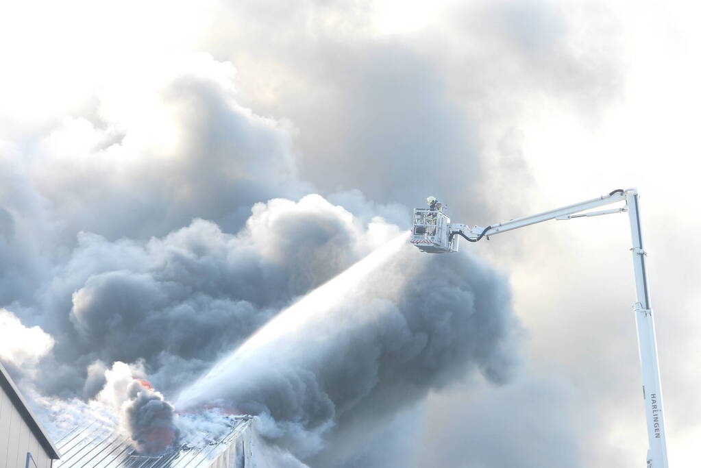 Forse rookontwikkeling bij grote uitslaande brand in loods