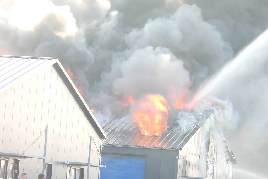 Forse rookontwikkeling bij grote uitslaande brand in loods