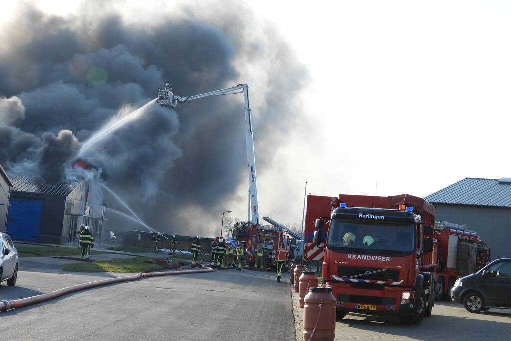 Forse rookontwikkeling bij grote uitslaande brand in loods