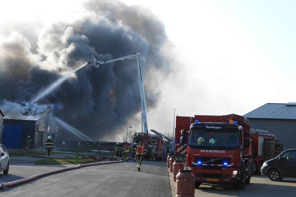 Forse rookontwikkeling bij grote uitslaande brand in loods