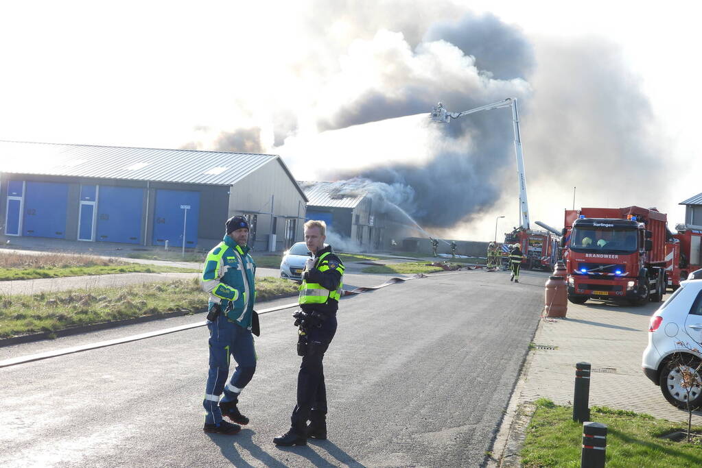 Forse rookontwikkeling bij grote uitslaande brand in loods