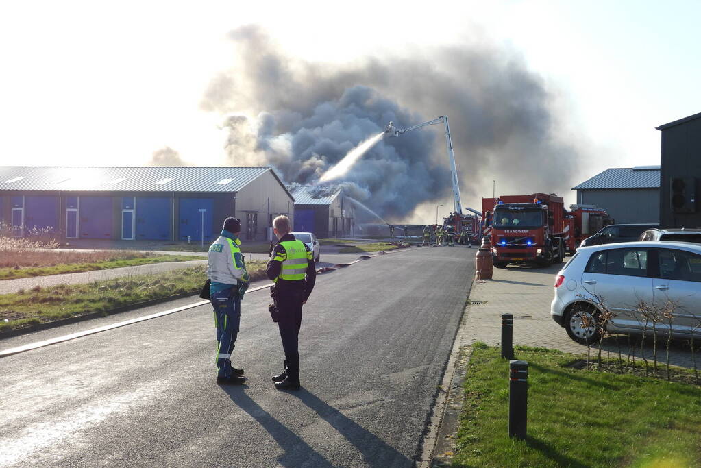 Forse rookontwikkeling bij grote uitslaande brand in loods