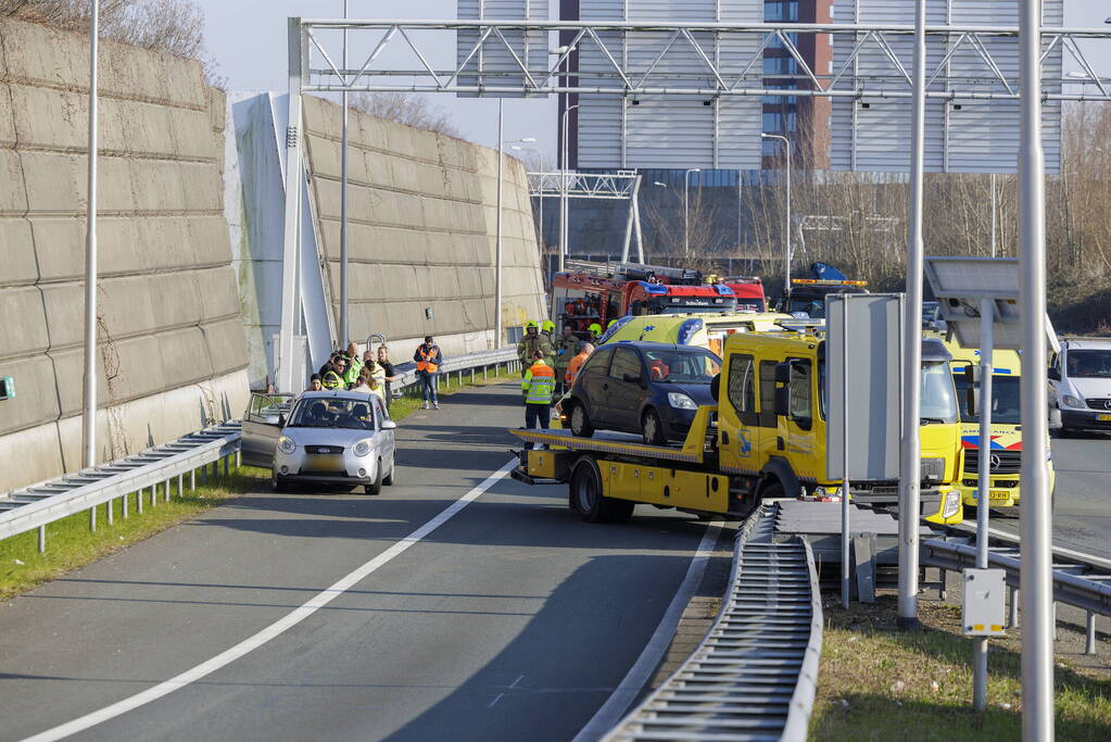 Ongeval op snelweg tussen meerdere voertuigen