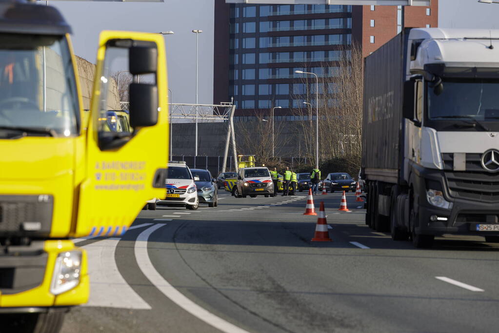 Ongeval op snelweg tussen meerdere voertuigen