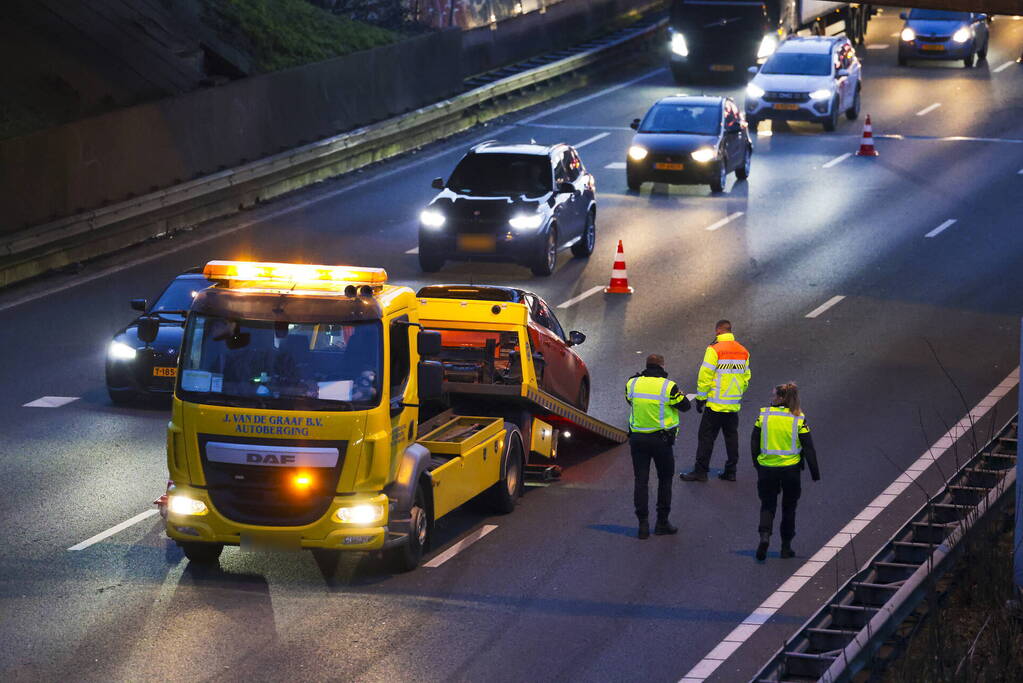 Vrachtwagen botst achterop personenauto