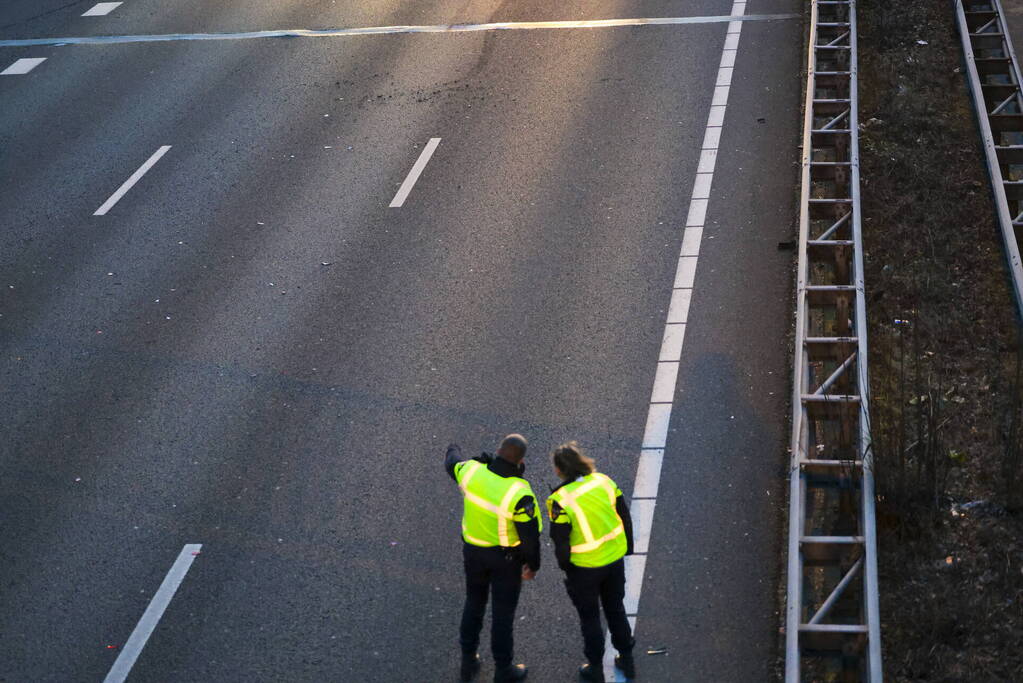 Vrachtwagen botst achterop personenauto