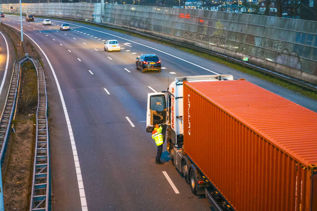 Vrachtwagen botst achterop personenauto