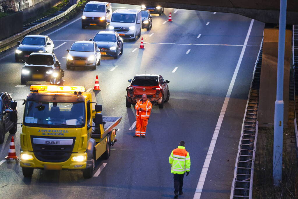 Vrachtwagen botst achterop personenauto