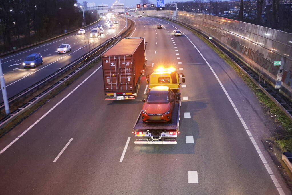 Vrachtwagen botst achterop personenauto