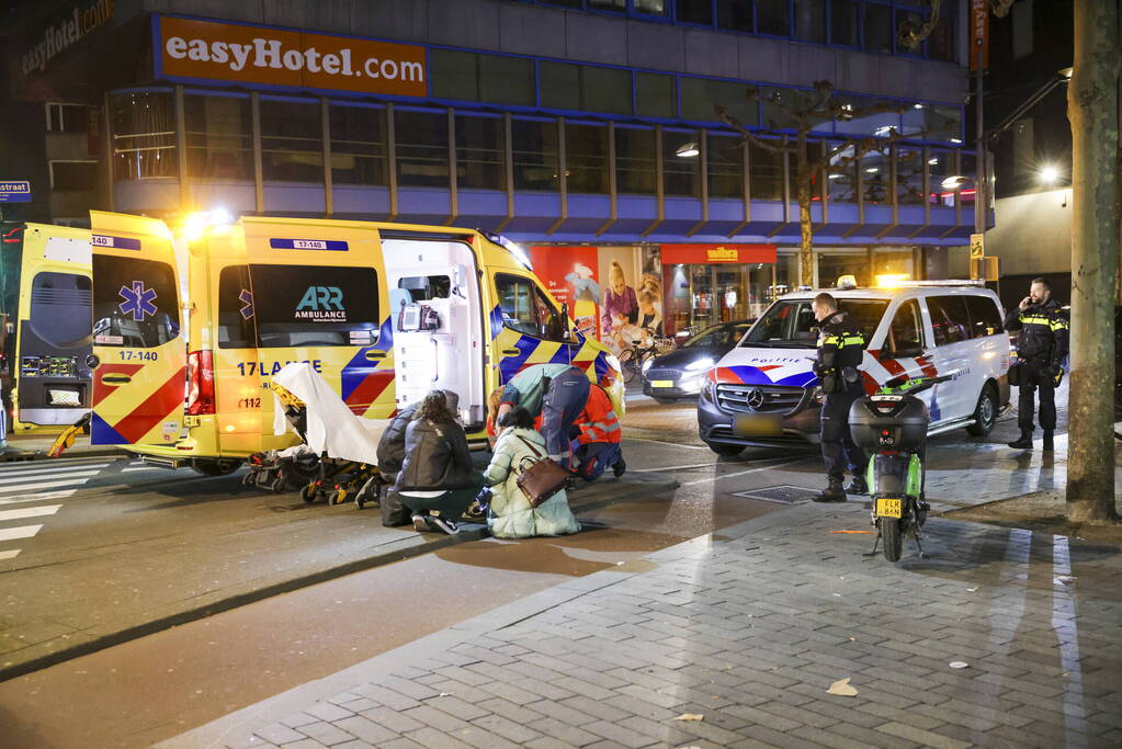 Voetganger gewond bij botsing met auto