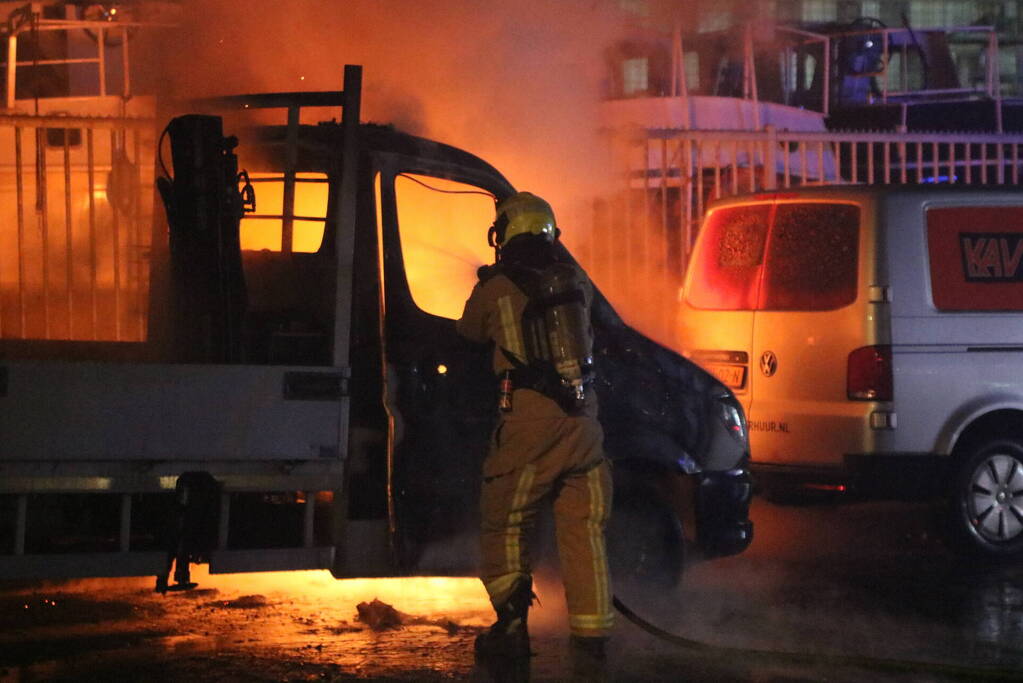 Voertuig volledig verwoest door brand