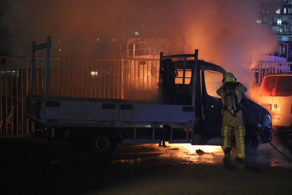 Voertuig volledig verwoest door brand