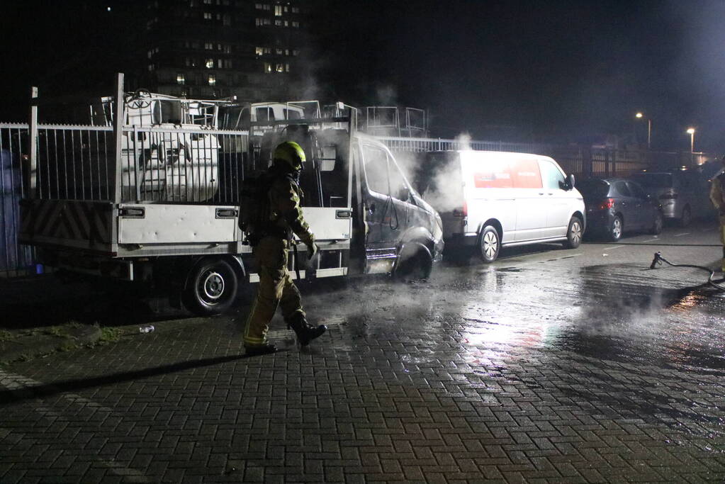 Voertuig volledig verwoest door brand