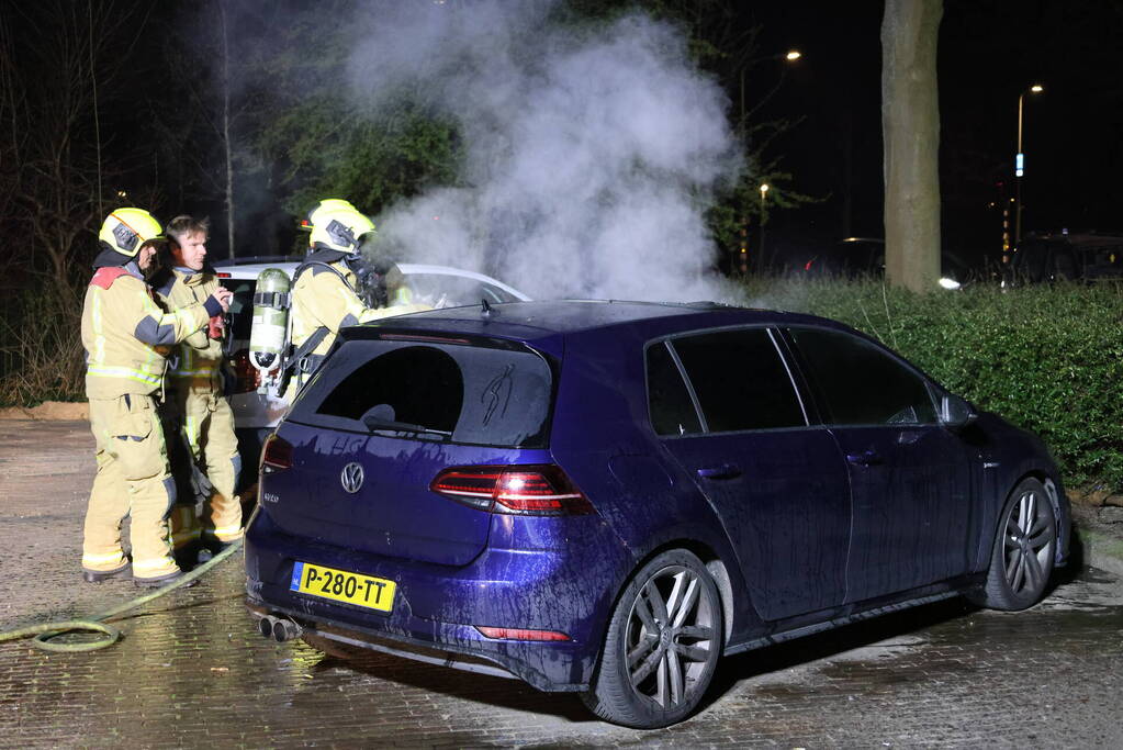 Geparkeerde auto grotendeels uitgebrand