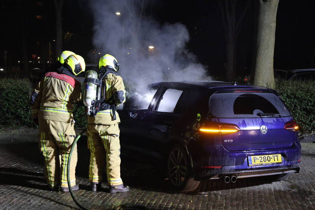 Geparkeerde auto grotendeels uitgebrand