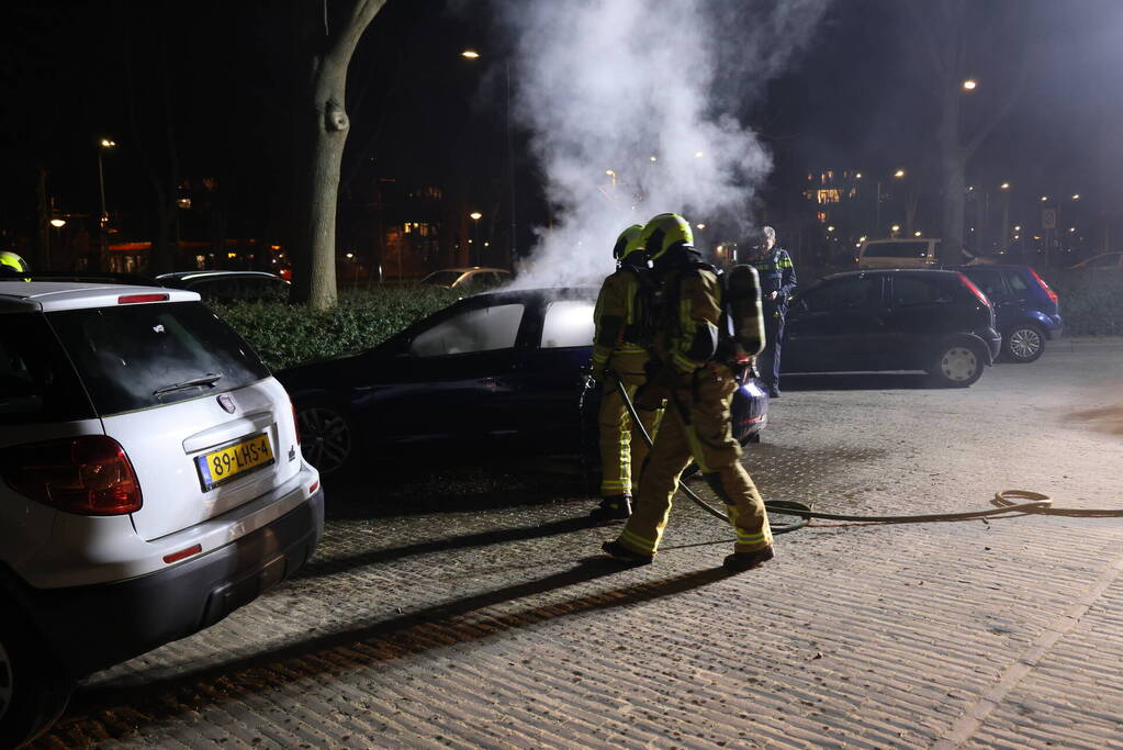 Geparkeerde auto grotendeels uitgebrand