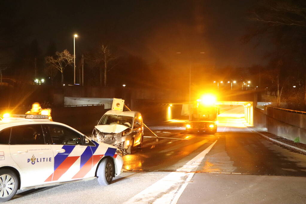 Bestuurder van bestelbus rijdt lantaarnpaal uit de grond