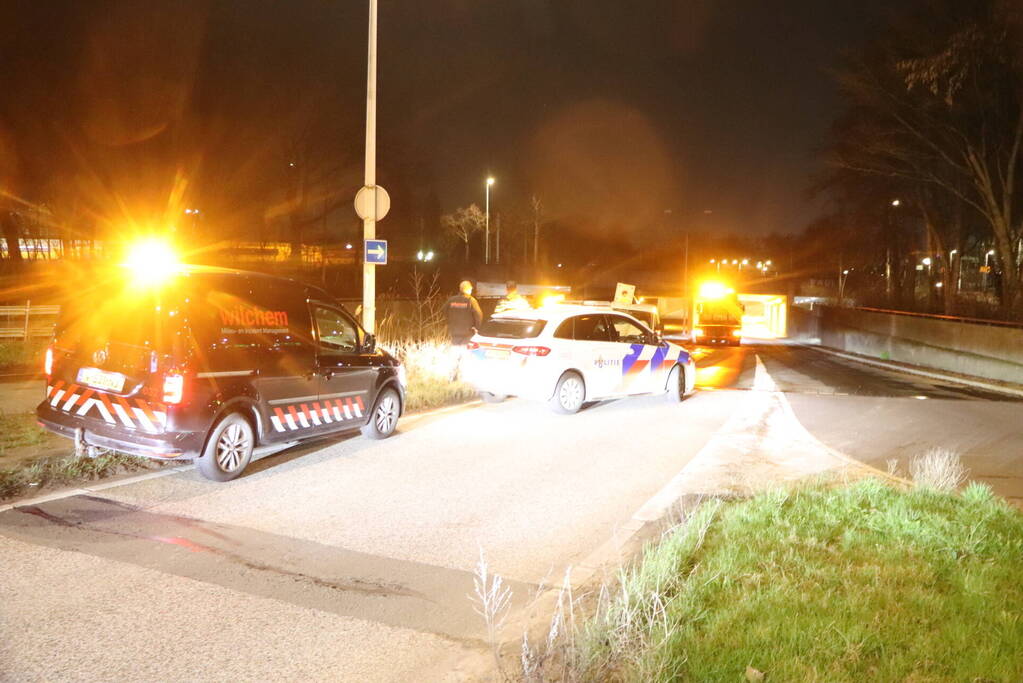 Bestuurder van bestelbus rijdt lantaarnpaal uit de grond