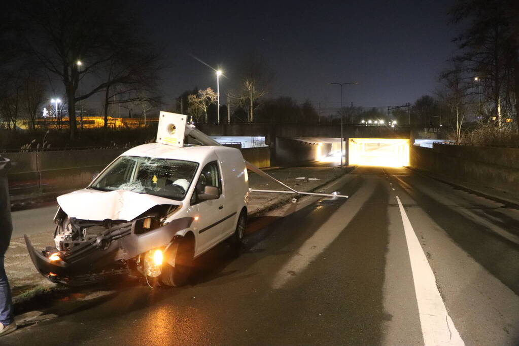 Bestuurder van bestelbus rijdt lantaarnpaal uit de grond