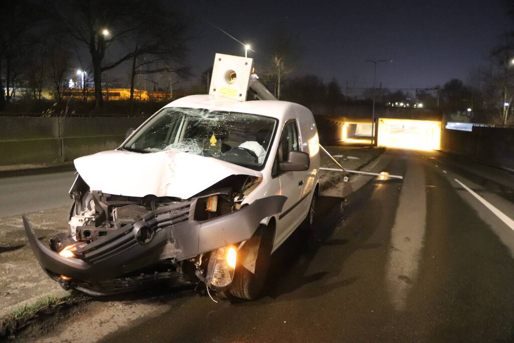 Bestuurder van bestelbus rijdt lantaarnpaal uit de grond