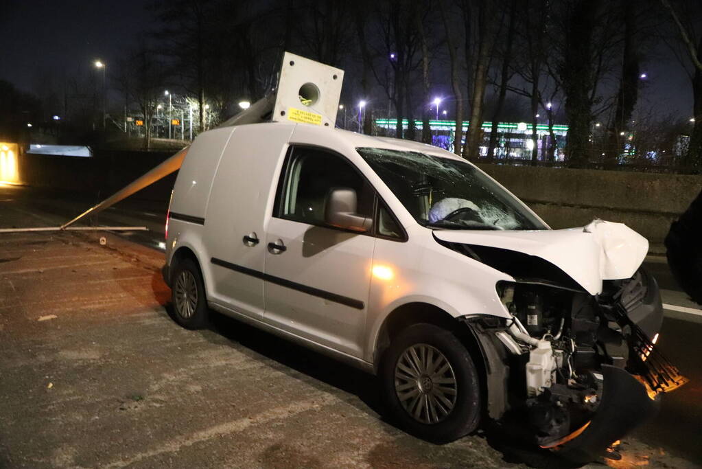 Bestuurder van bestelbus rijdt lantaarnpaal uit de grond