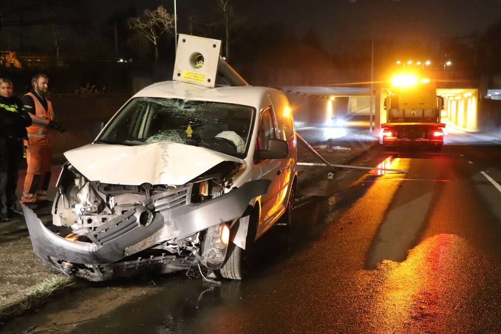 Bestuurder van bestelbus rijdt lantaarnpaal uit de grond