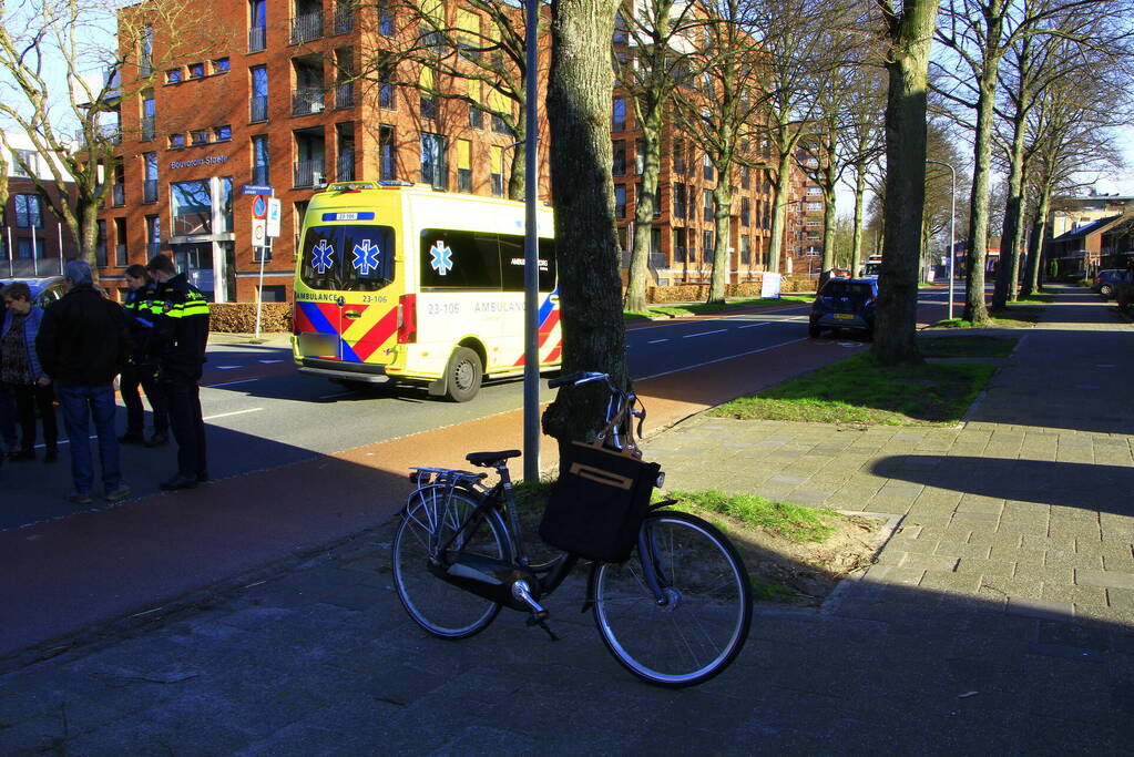 Fietser en automobilist in botsing