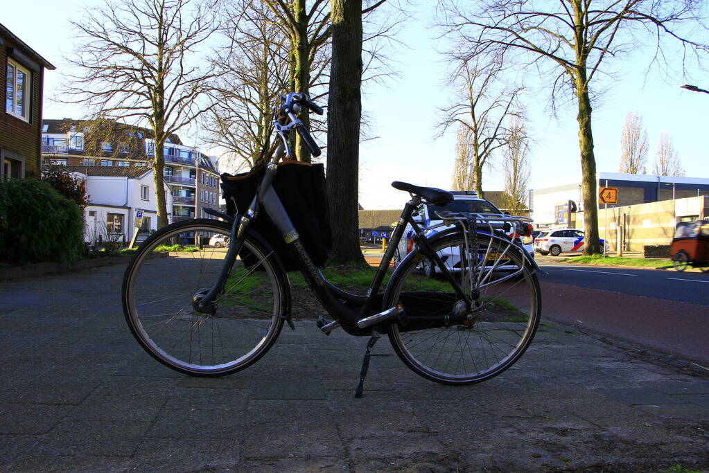 Fietser en automobilist in botsing