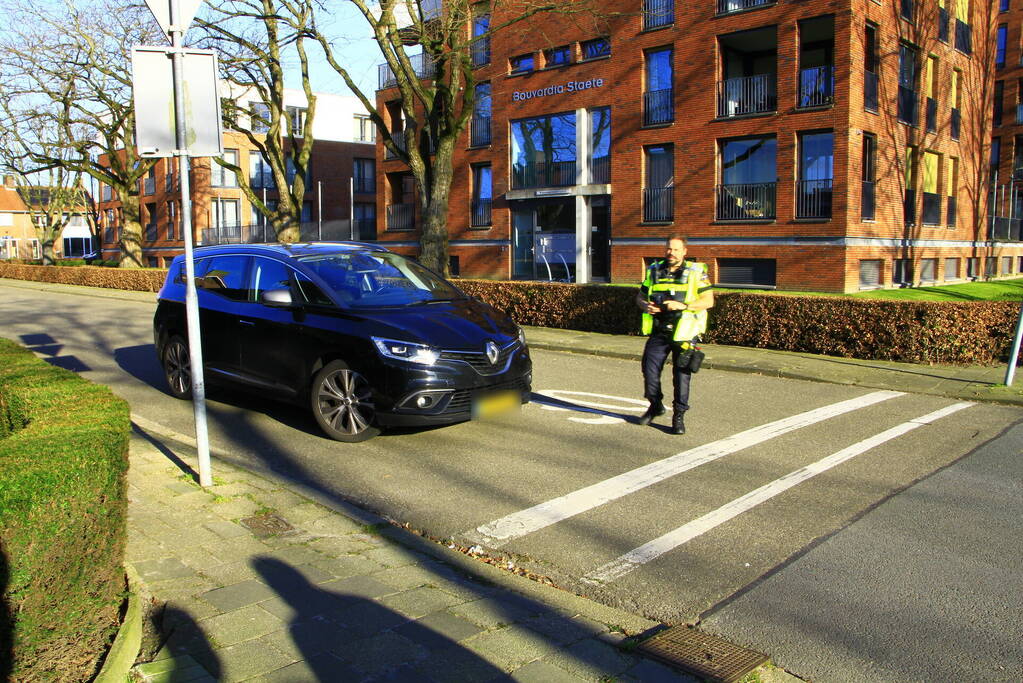 Fietser en automobilist in botsing