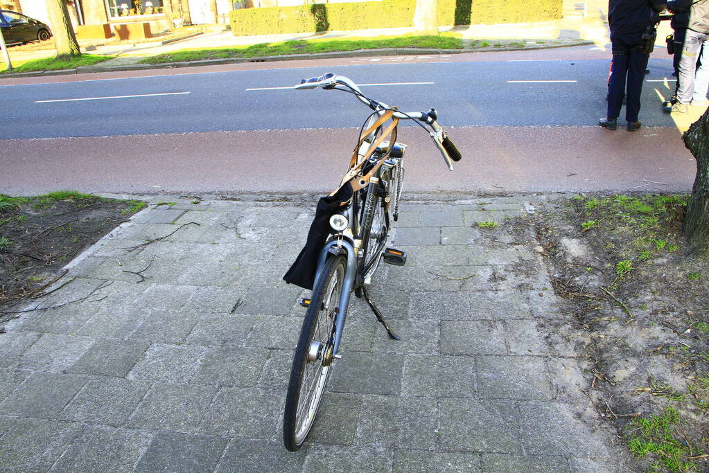 Fietser en automobilist in botsing