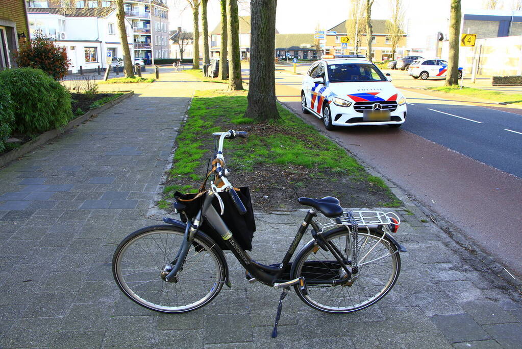 Fietser en automobilist in botsing