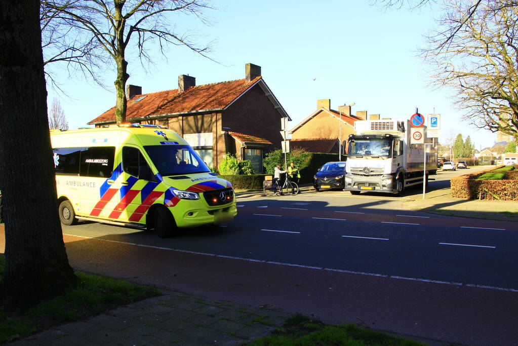 Fietser en automobilist in botsing