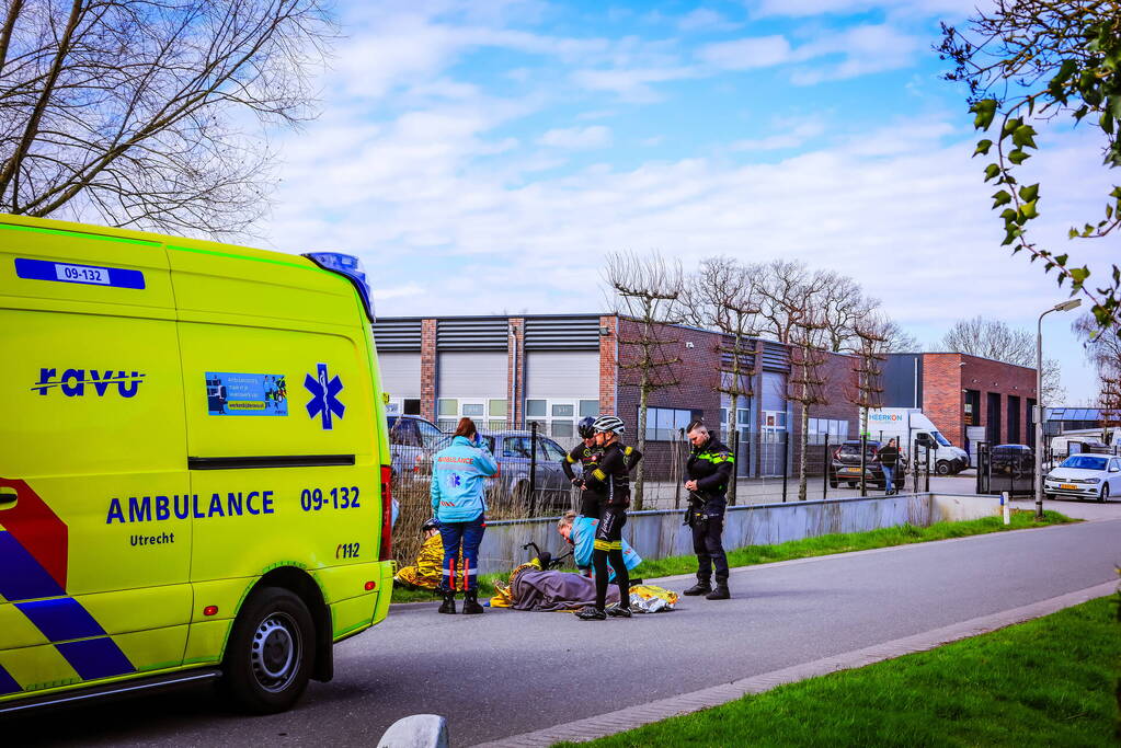 Groep wielrenners hard ten val na aanrijding