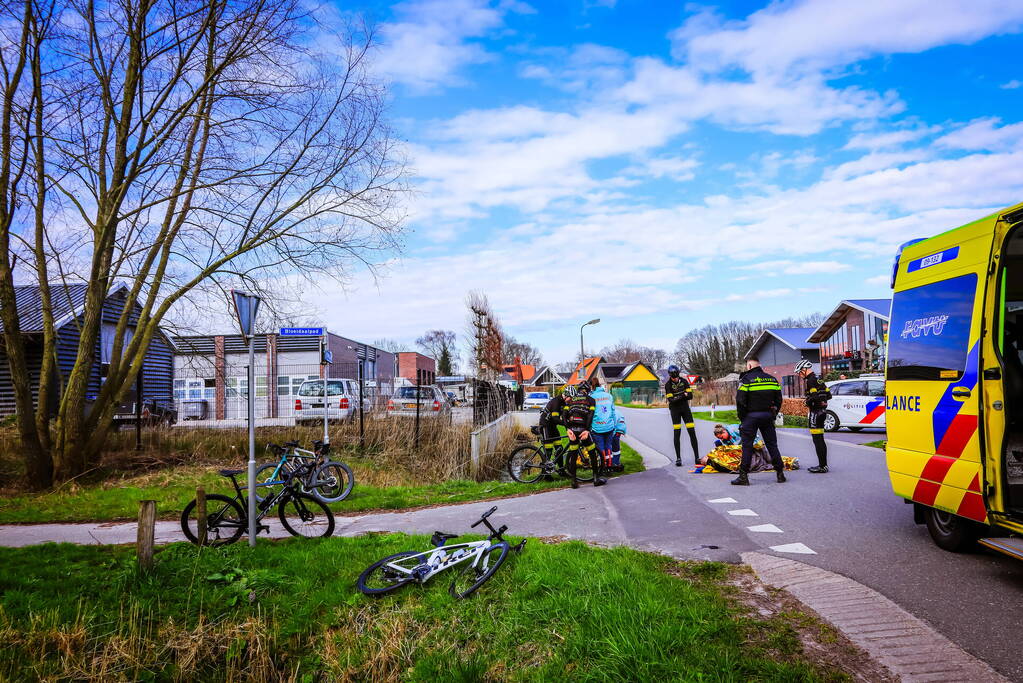 Groep wielrenners hard ten val na aanrijding