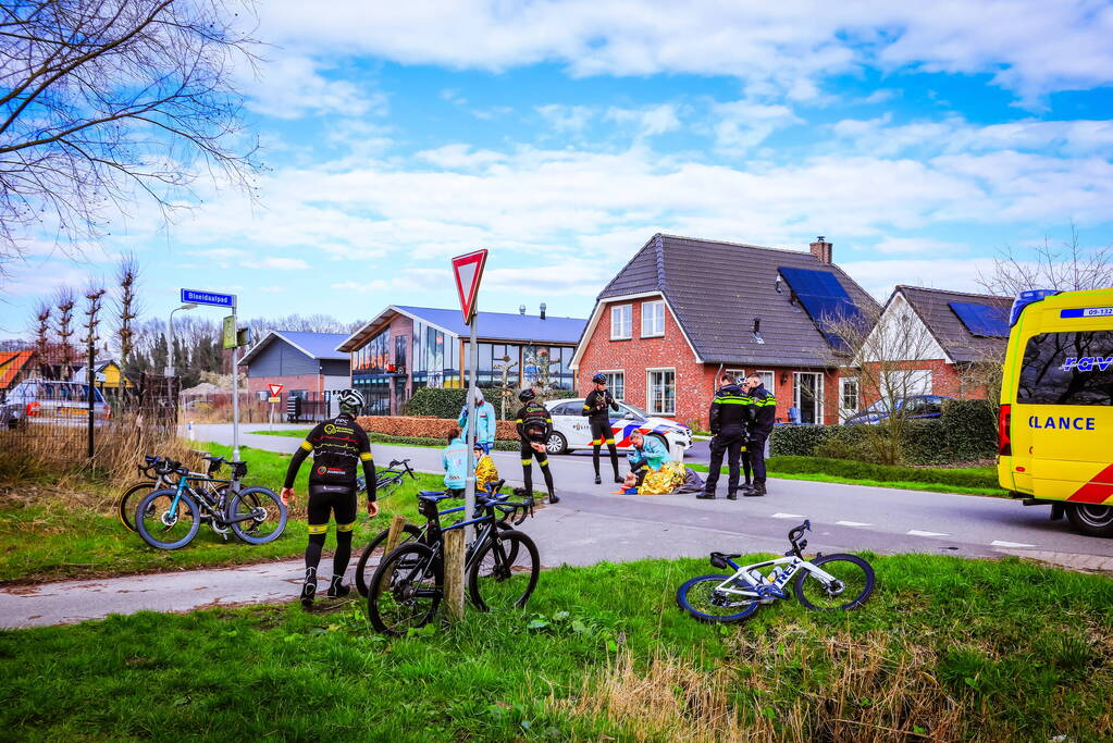 Groep wielrenners hard ten val na aanrijding