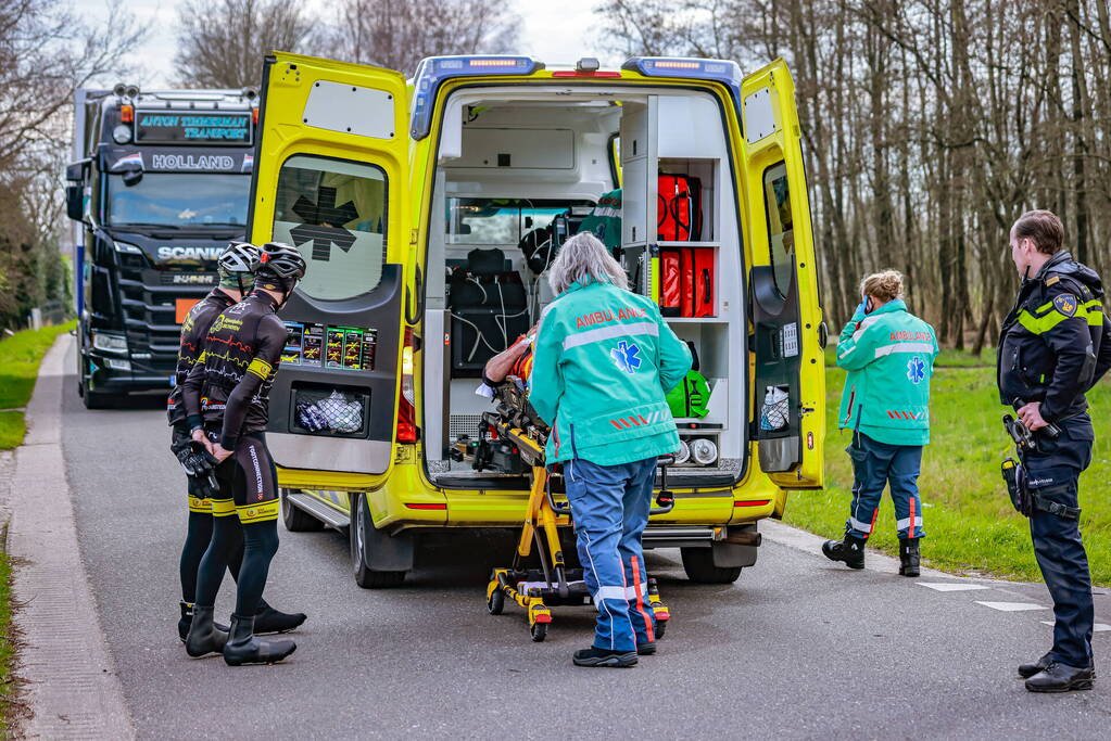 Groep wielrenners hard ten val na aanrijding