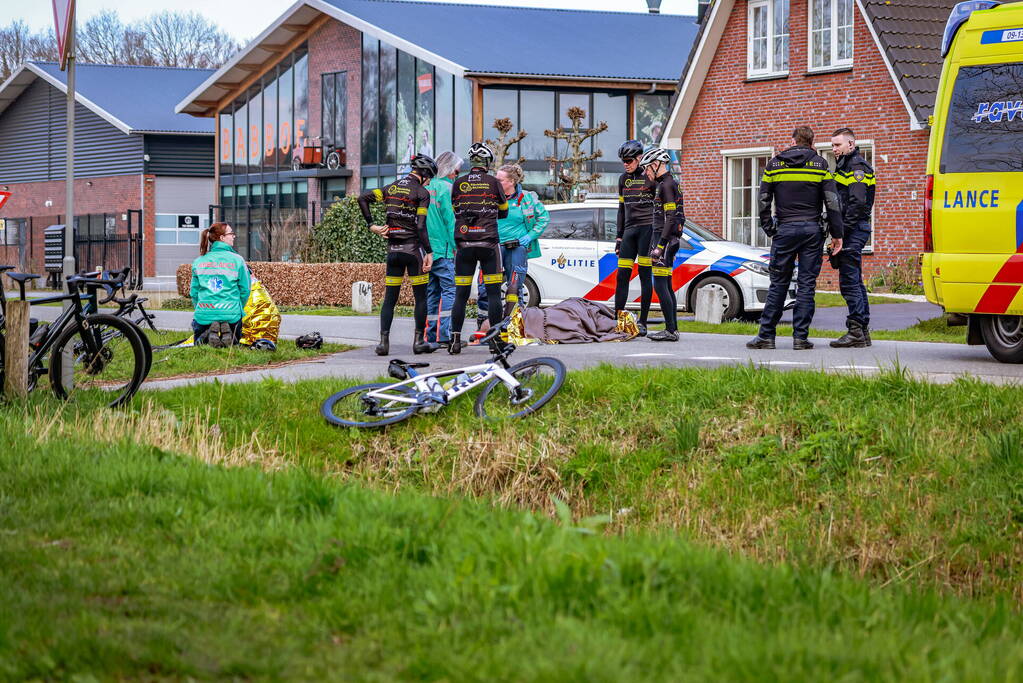 Groep wielrenners hard ten val na aanrijding