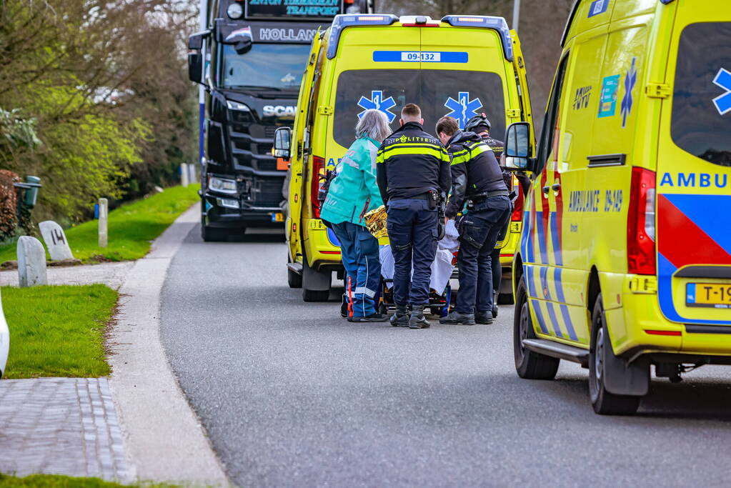 Groep wielrenners hard ten val na aanrijding