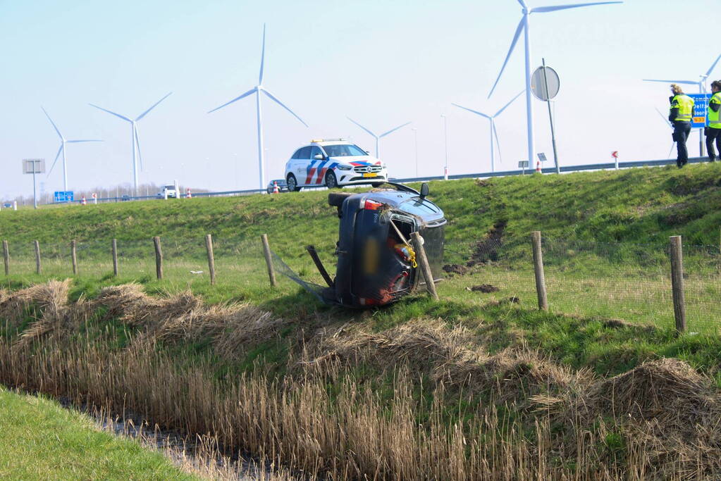 Auto raakte van talud op N33 bij Zuidbroek