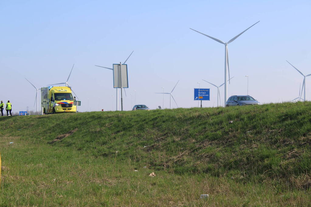 Auto raakte van talud op N33 bij Zuidbroek