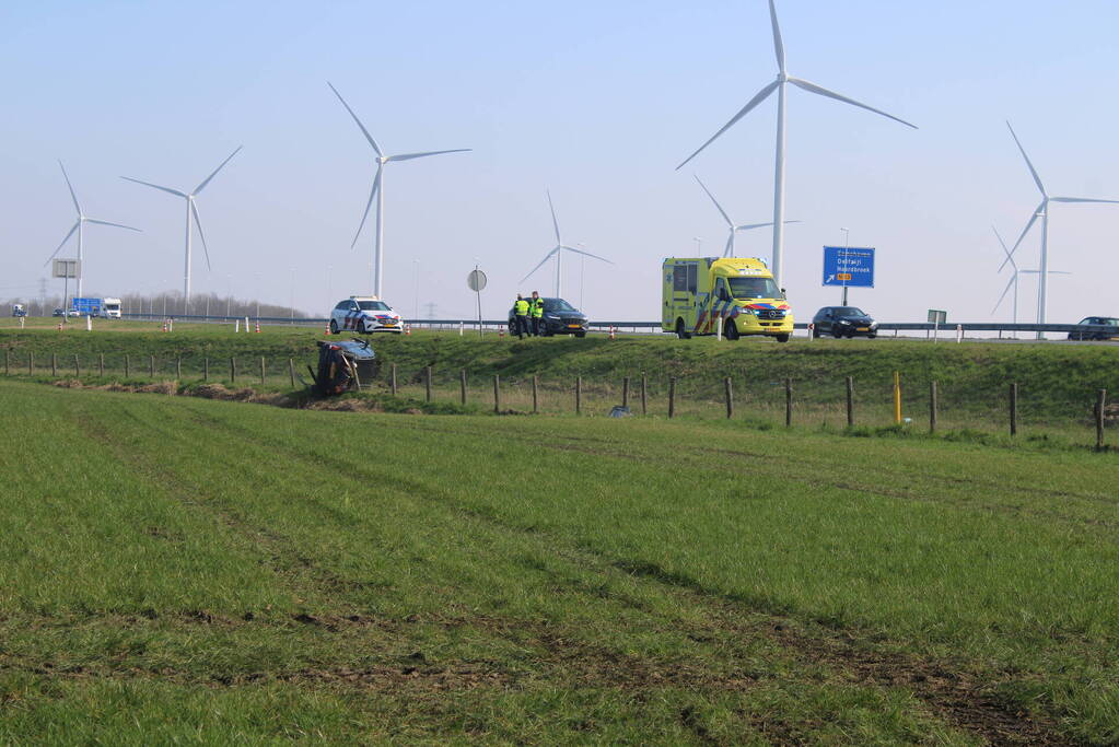 Auto raakte van talud op N33 bij Zuidbroek