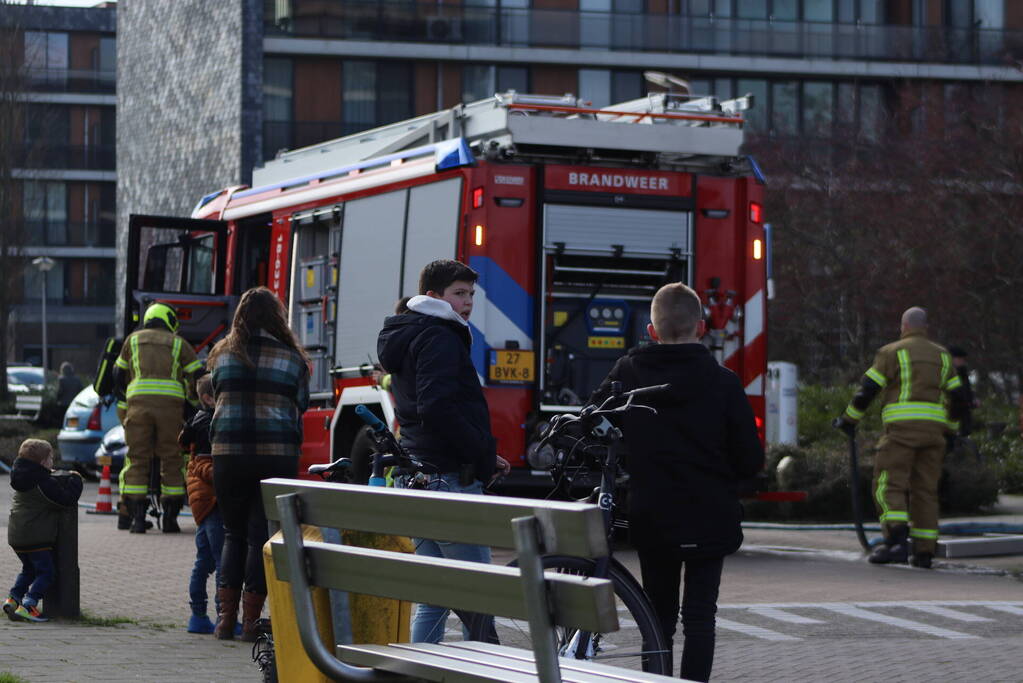 Auto brand af onder afdak