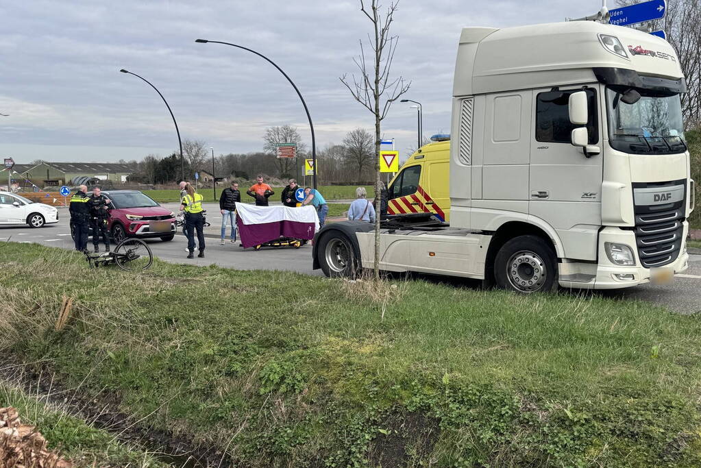 Vrachtwagen rijdt over benen van fietser heen